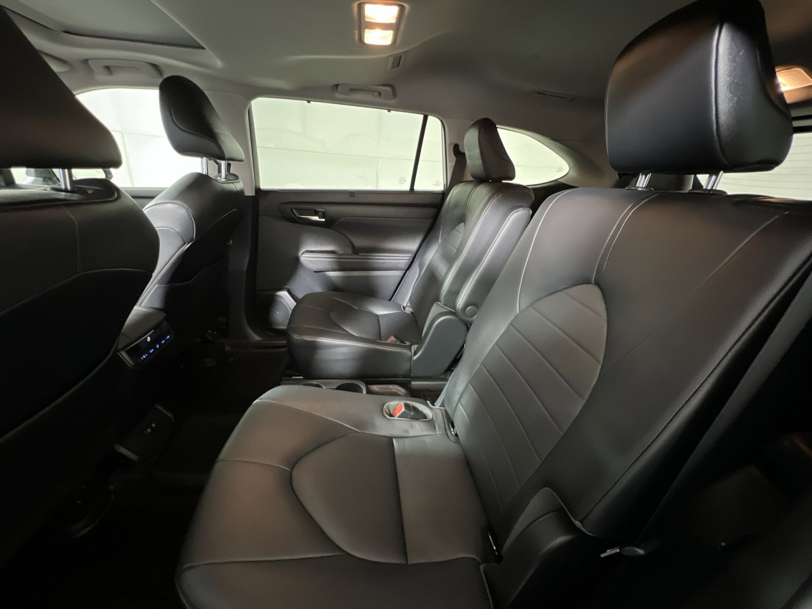 Used 2020 Toyota Highlander XLE image 24