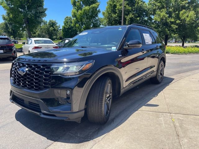 Used 2025 Ford Explorer ST-Line w/ ST-Line Street Pack AWD/4WD image 7
