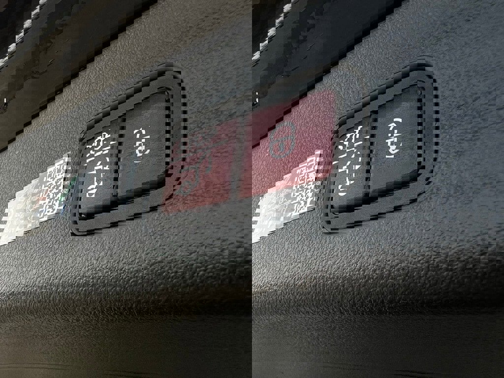 Used 2024 Mercedes-Benz GLC 300 4MATIC image 25