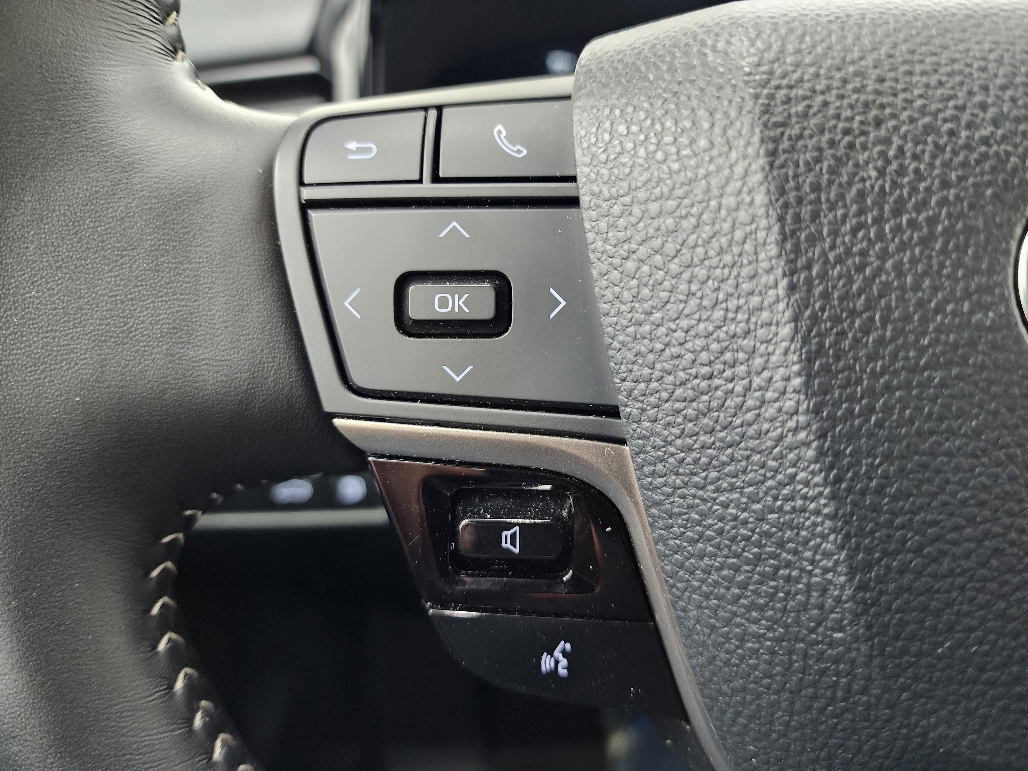 Used 2025 Toyota Camry SE image 18