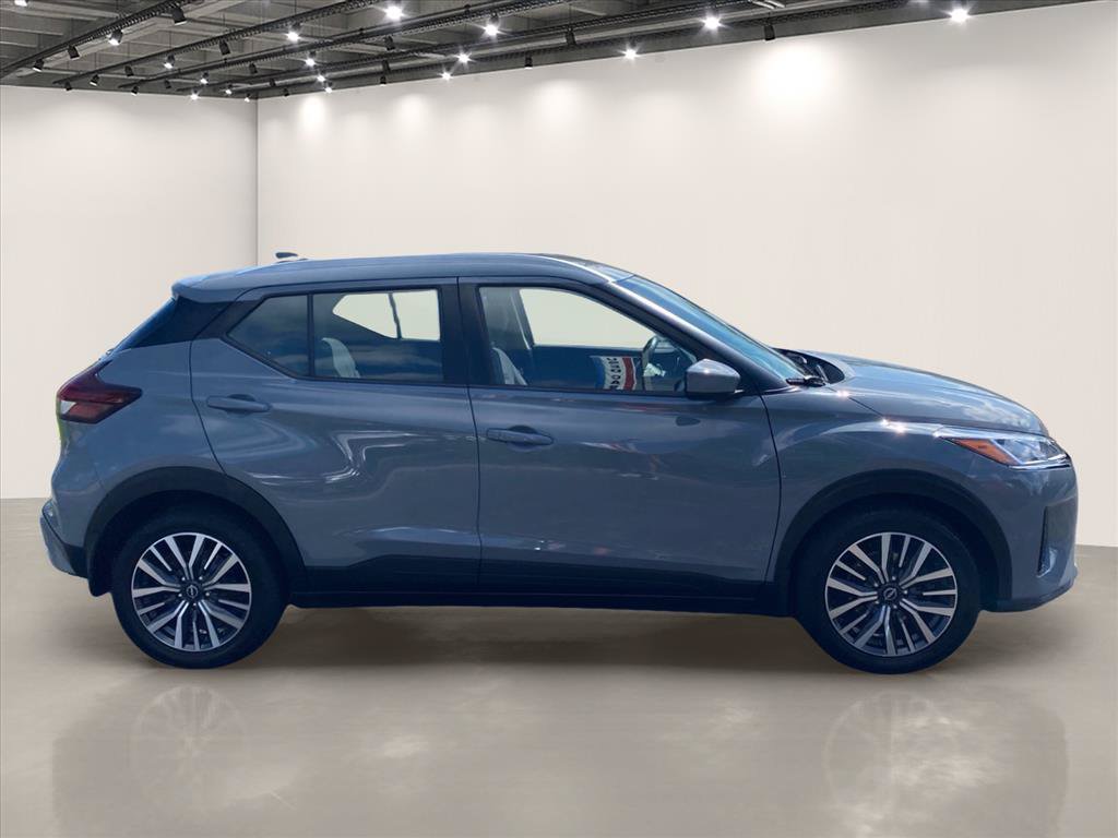 Used 2022 Nissan Kicks SV FWD image 2