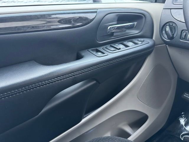 Used 2019 Dodge Grand Caravan SE w/ UConnect Hands-Free Group image 27