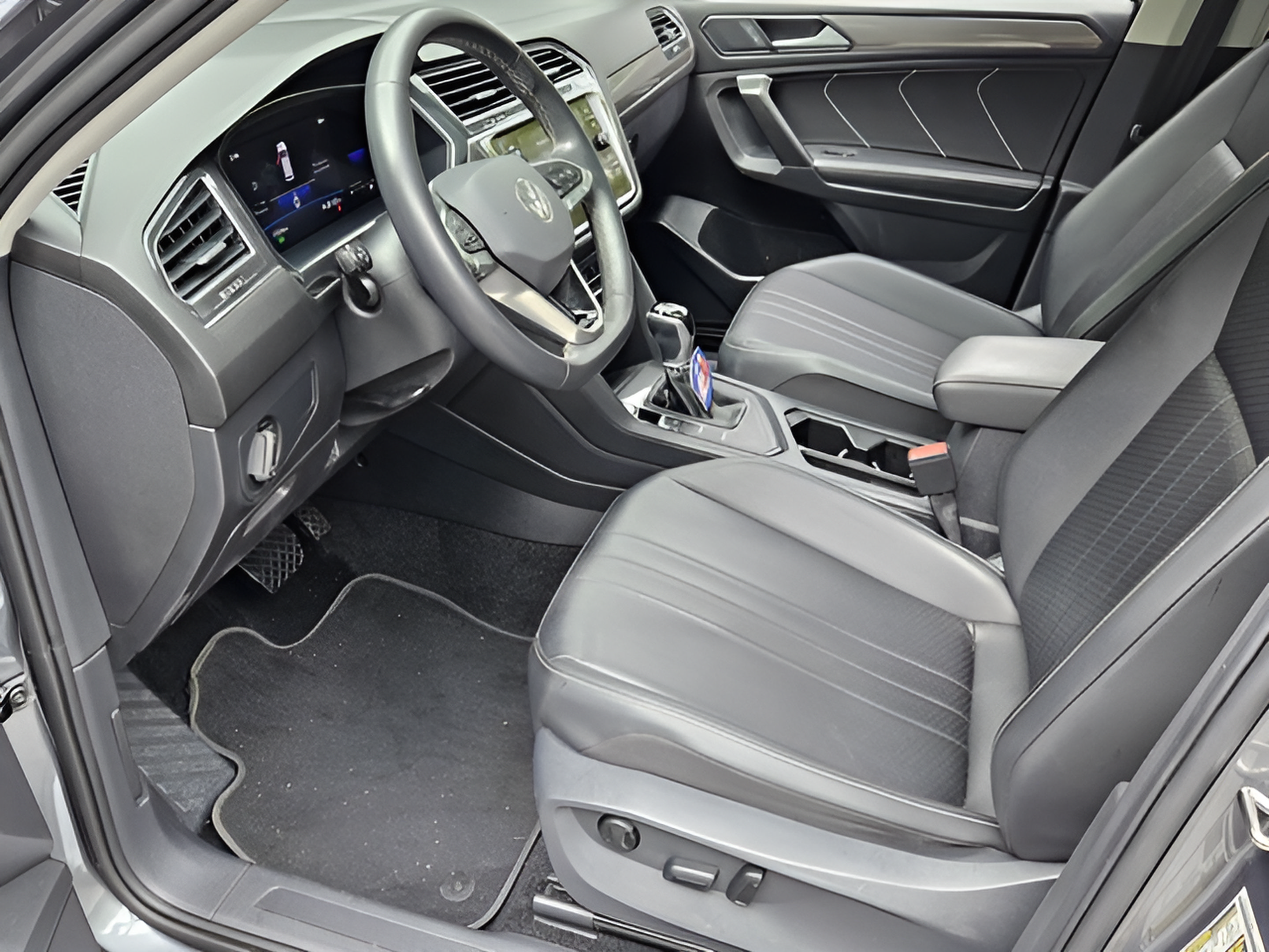 Certified 2023 Volkswagen Tiguan SE w/ Panoramic Sunroof Package FWD image 13