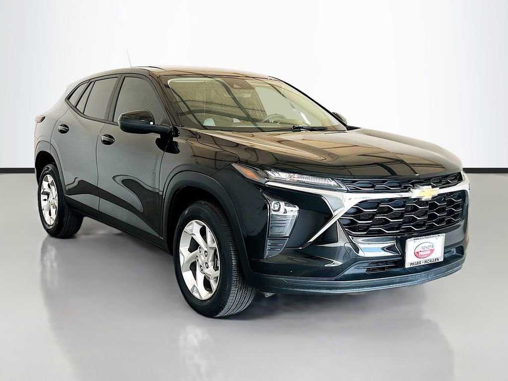 Used 2024 Chevrolet Trax LS w/ LS Convenience Package FWD image 3