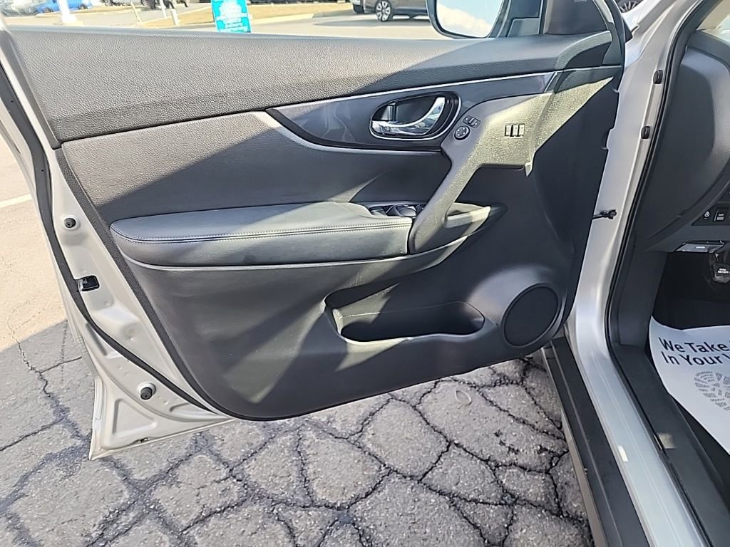 Used 2018 Nissan Rogue SV w/ Premium Package image 12