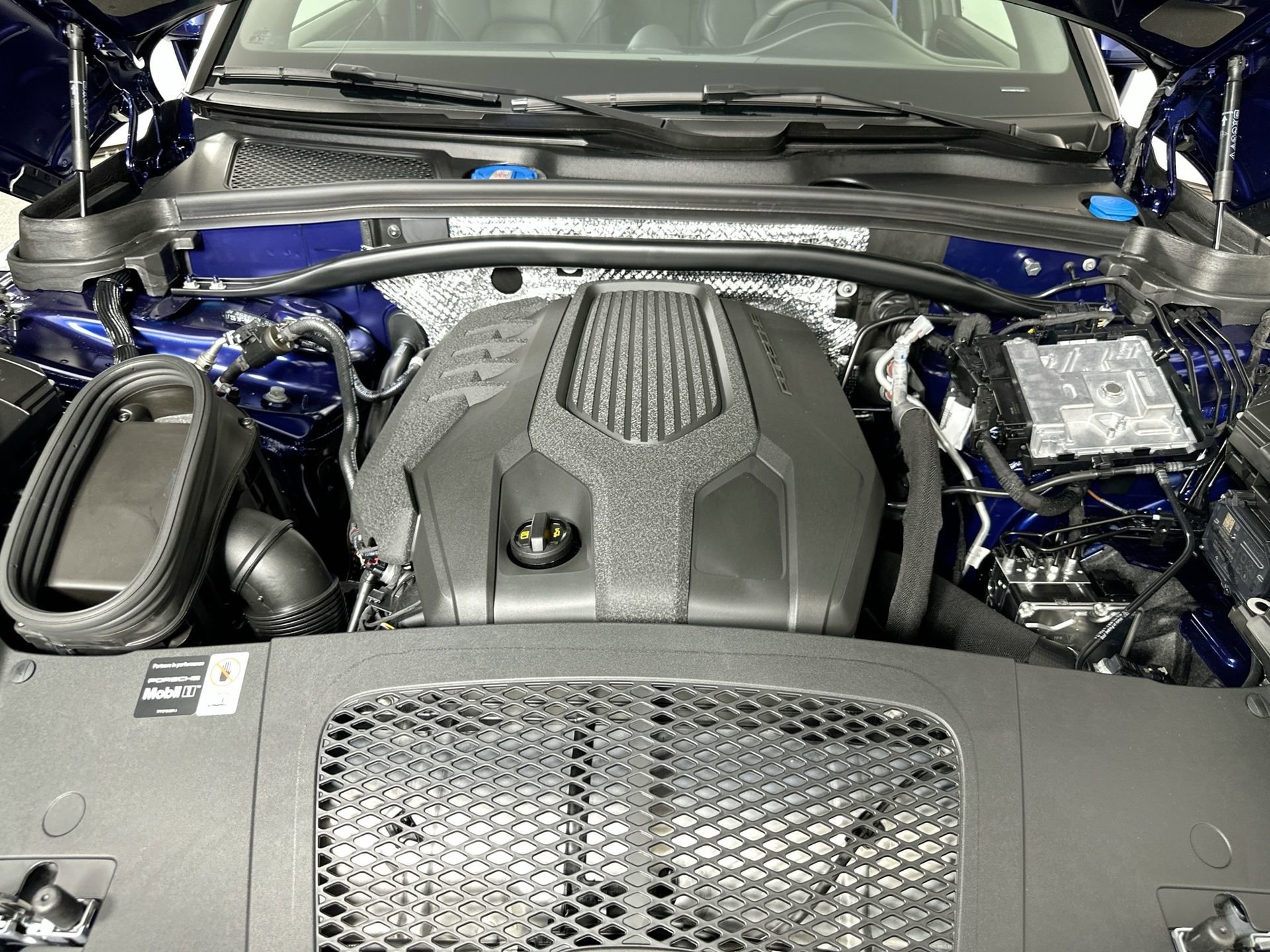 Certified 2025 Porsche Macan image 38