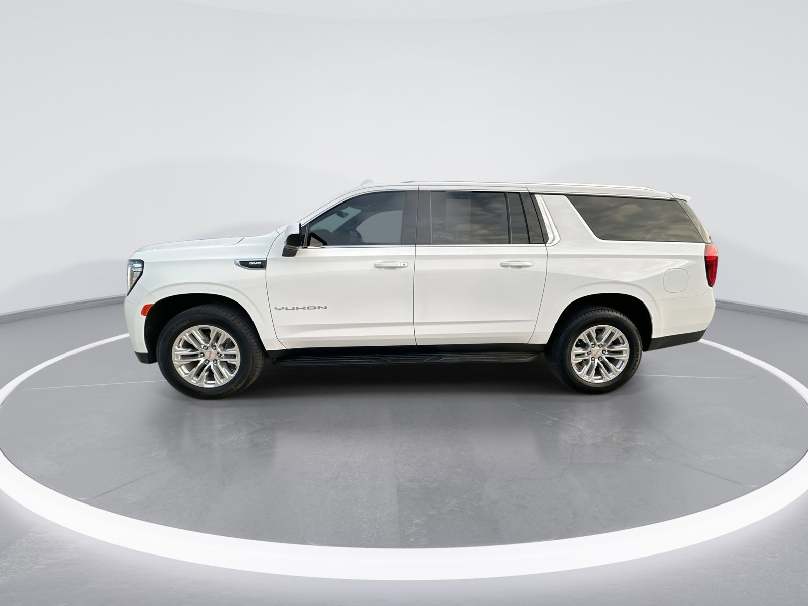 Used 2024 GMC Yukon XL SLE w/ Gmc Pro Safety Plus Package image 5