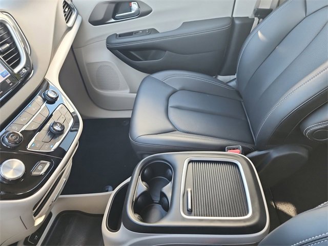 Used 2024 Chrysler Pacifica Touring-L image 24