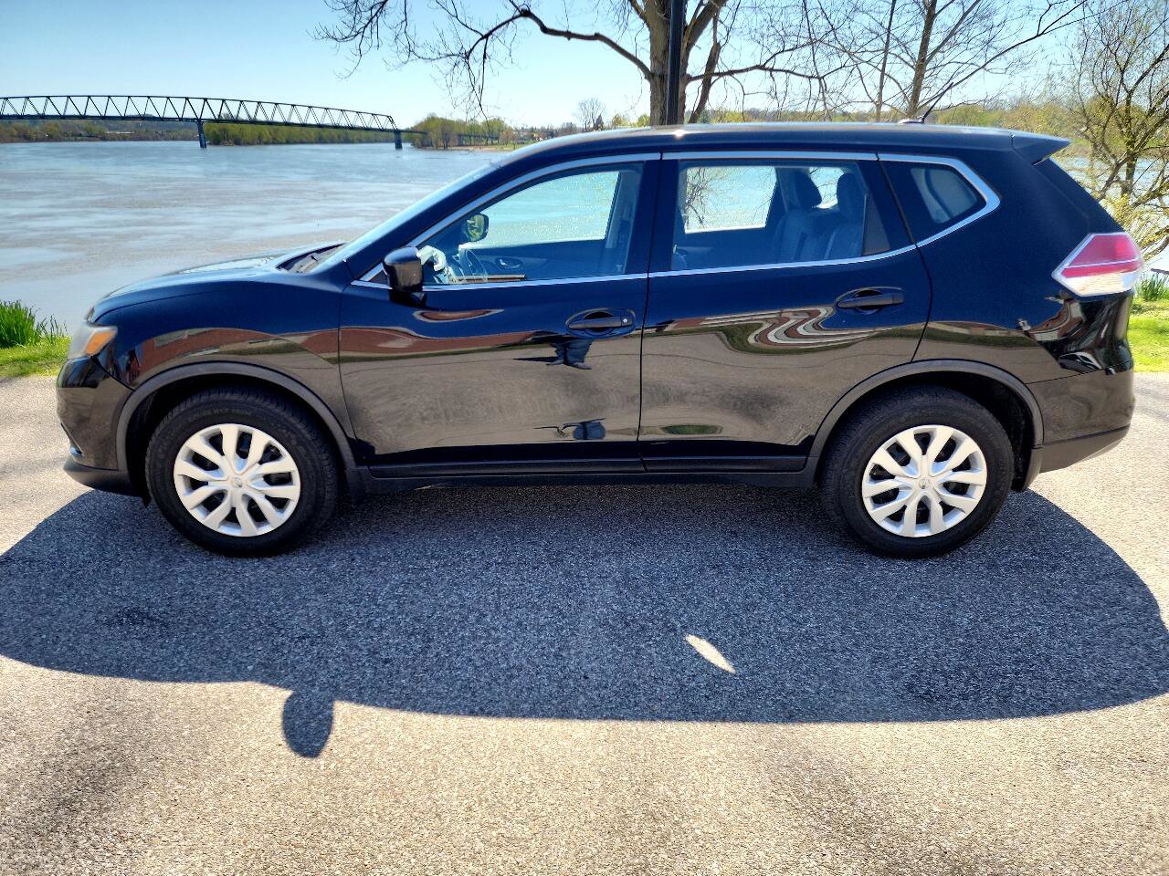 Used 2016 Nissan Rogue S image 2
