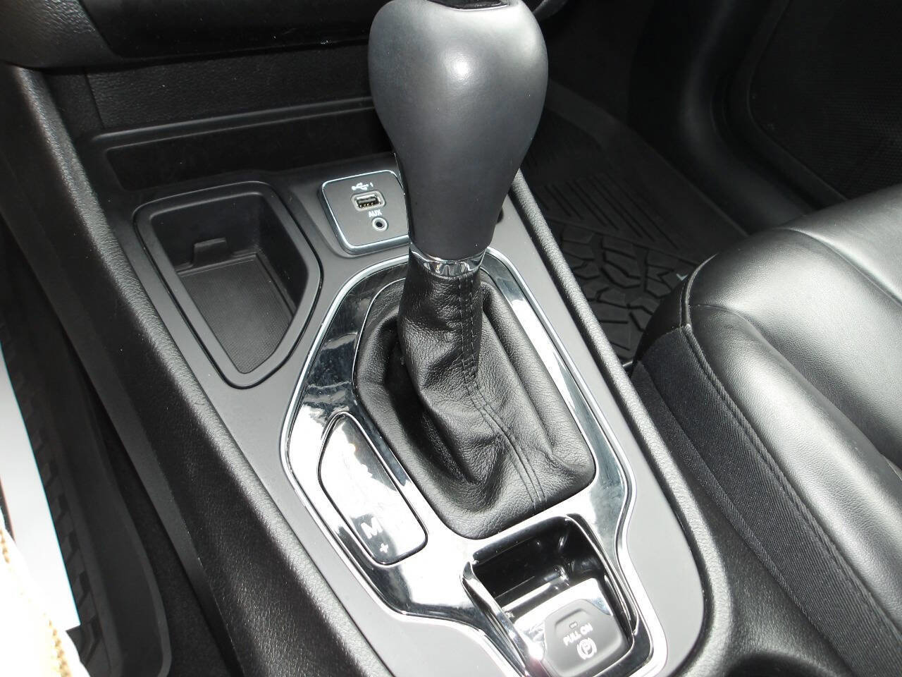 Used 2020 Jeep Cherokee Latitude Plus image 14