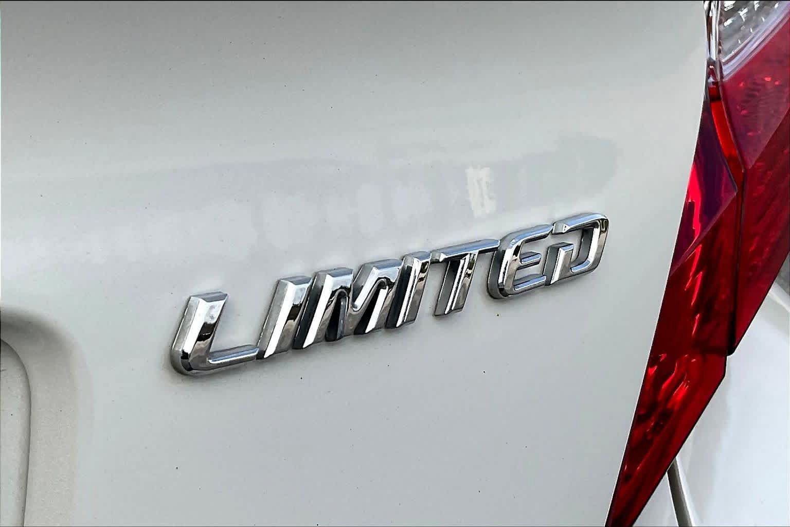 Used 2019 Toyota C-HR Limited FWD image 10