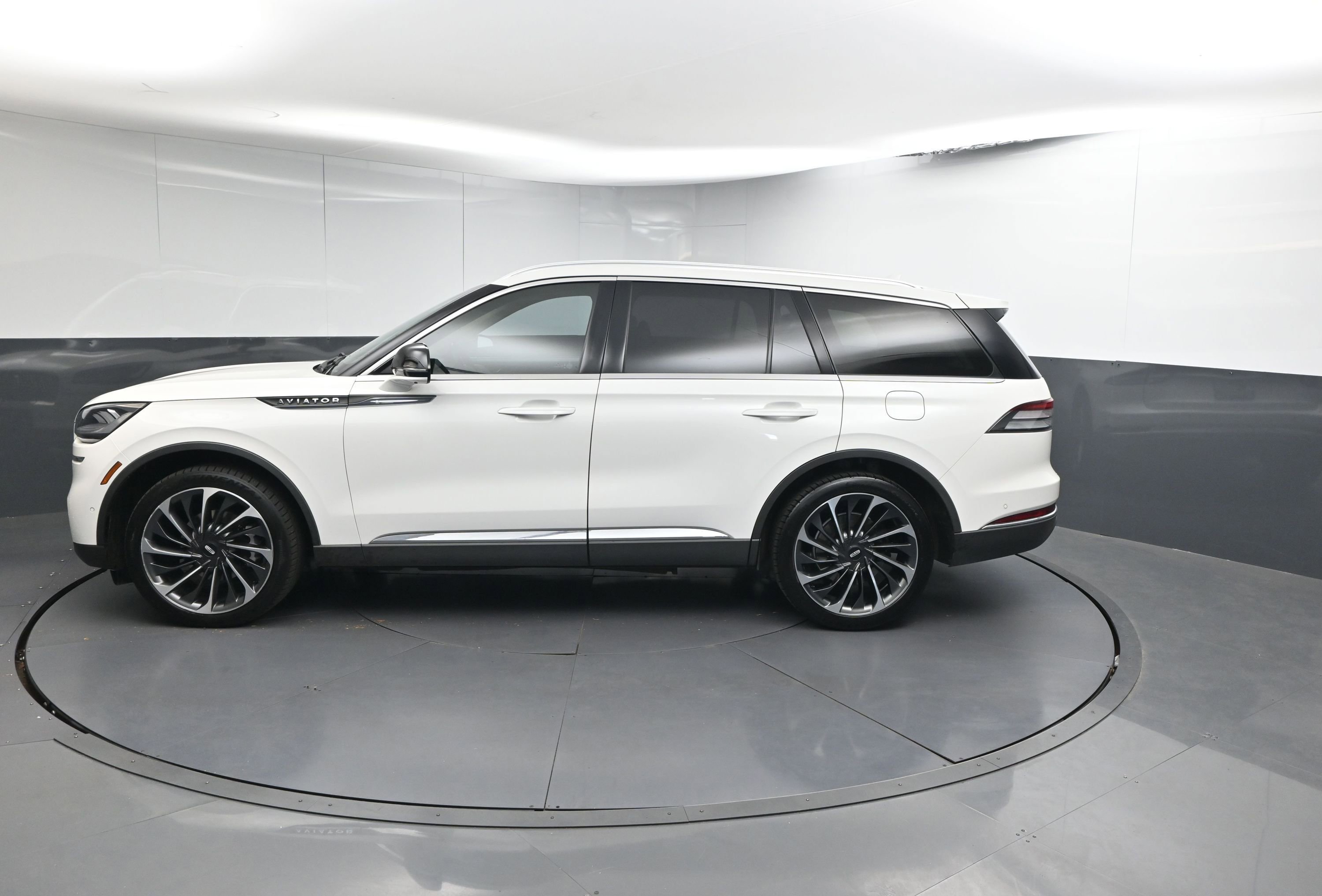 Used 2022 Lincoln Aviator Reserve w/ Equipment Group 201A image 2