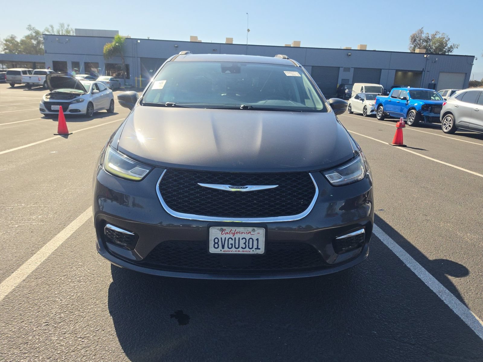Used 2021 Chrysler Pacifica Touring FWD image 2