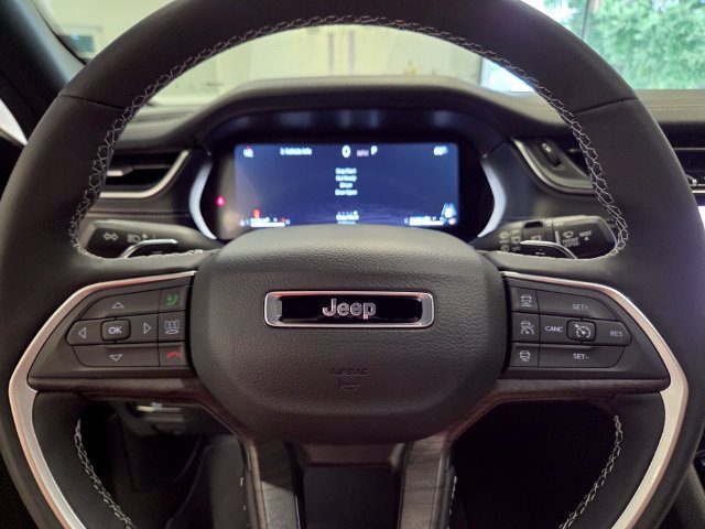 Used 2025 Jeep Grand Cherokee Limited RWD image 25