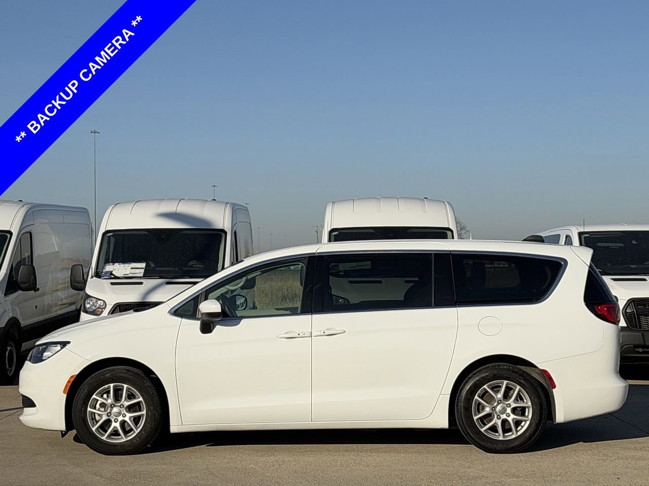 Used 2023 Chrysler Voyager LX image 3