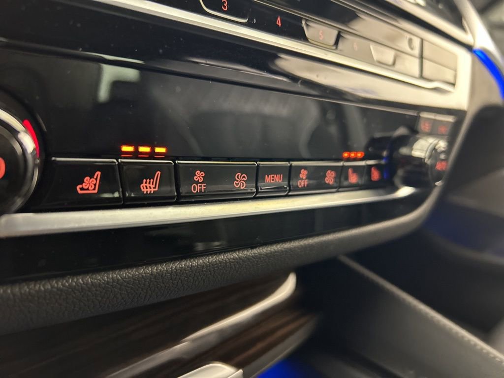 Used 2022 BMW M550i xDrive image 33