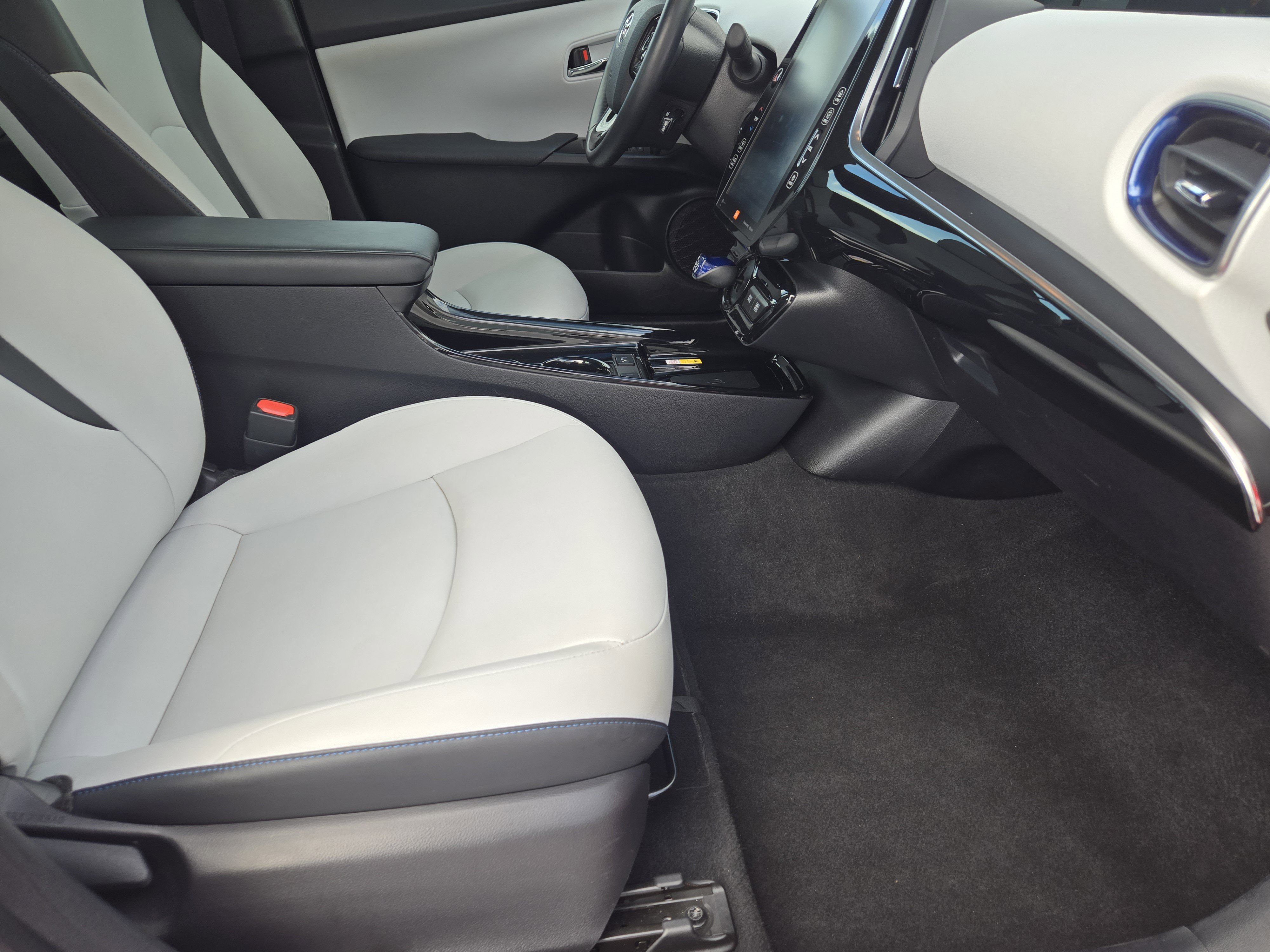 Used 2022 Toyota Prius Limited image 17