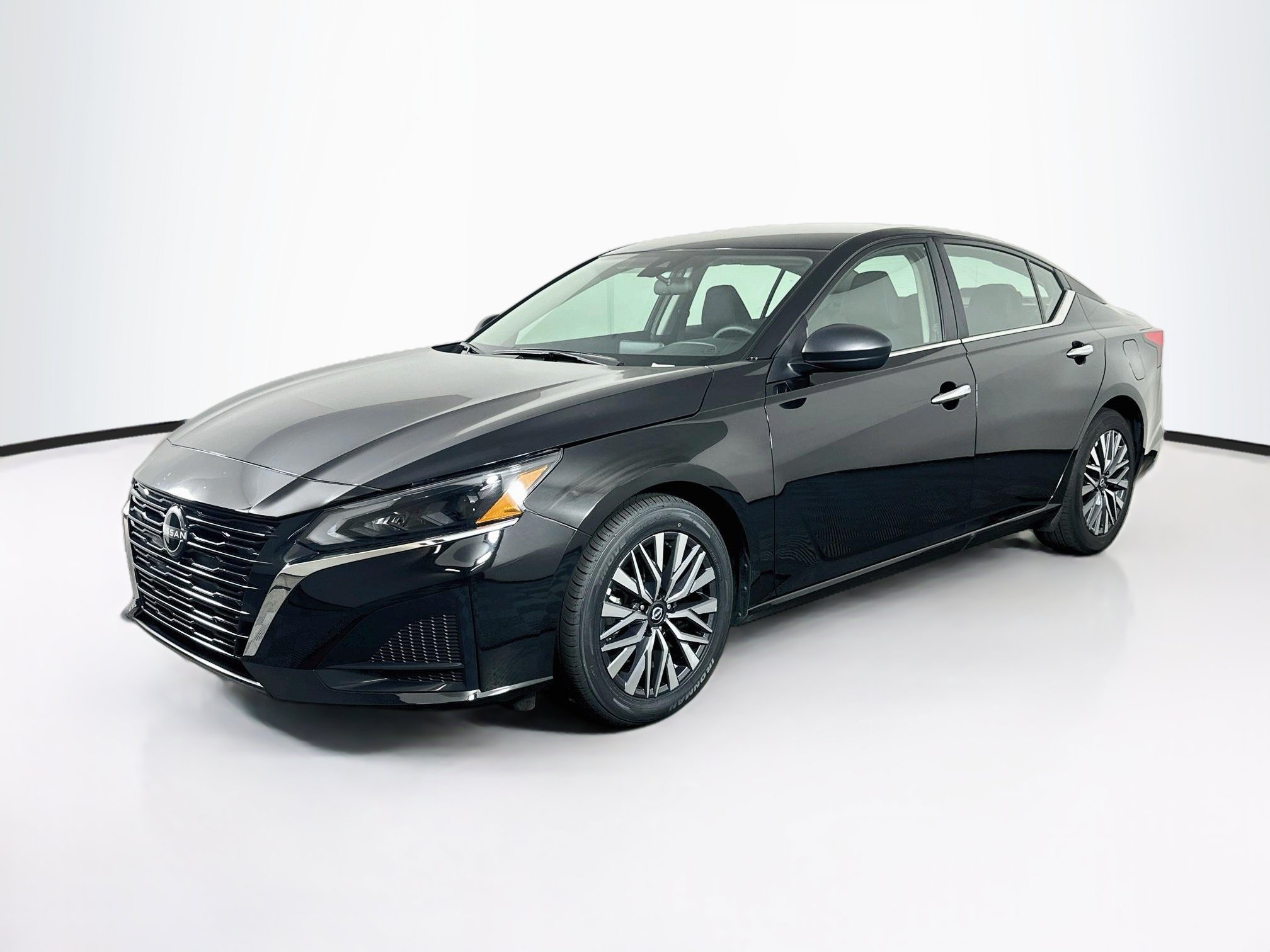 Used 2025 Nissan Altima 2.5 SV FWD image 3