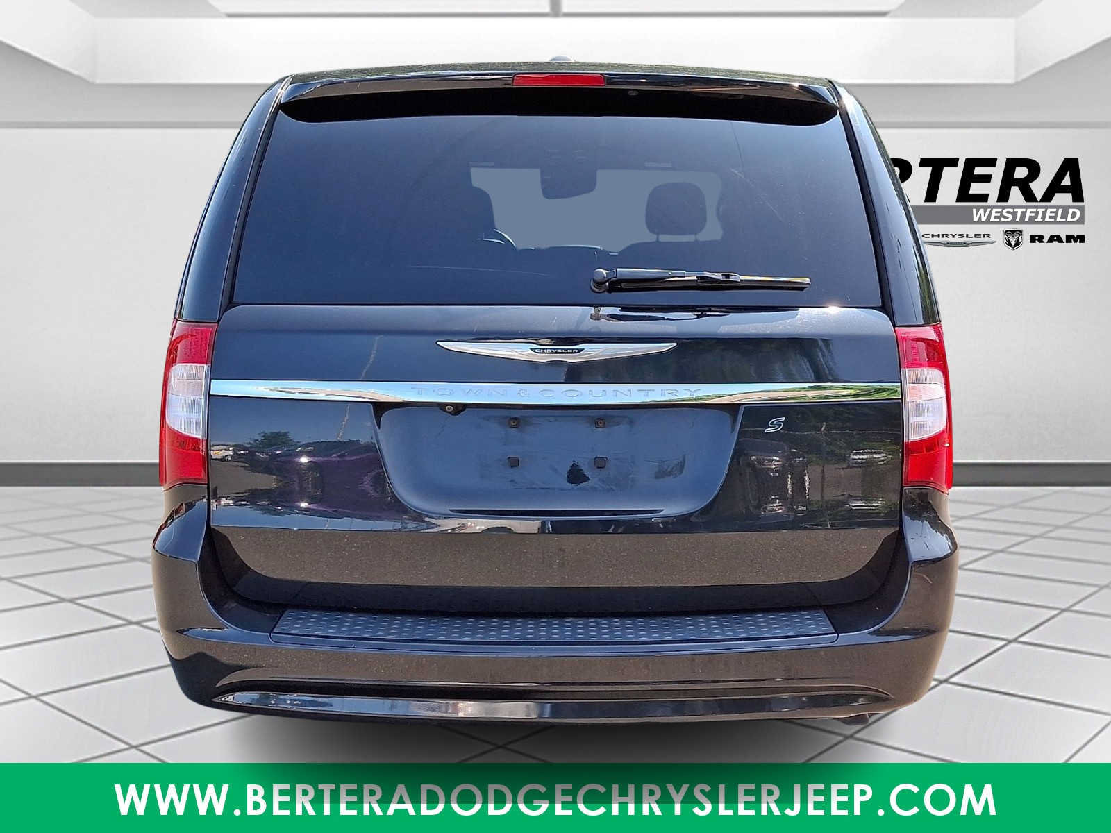 Used 2014 Chrysler Town & Country S FWD image 5