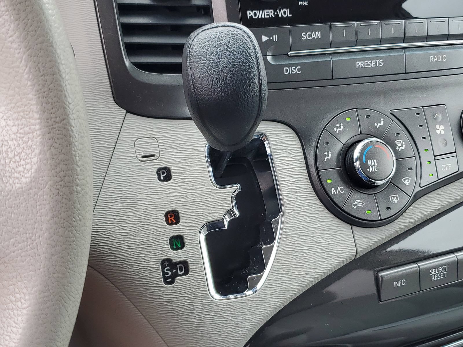 Used 2011 Toyota Sienna LE FWD image 30