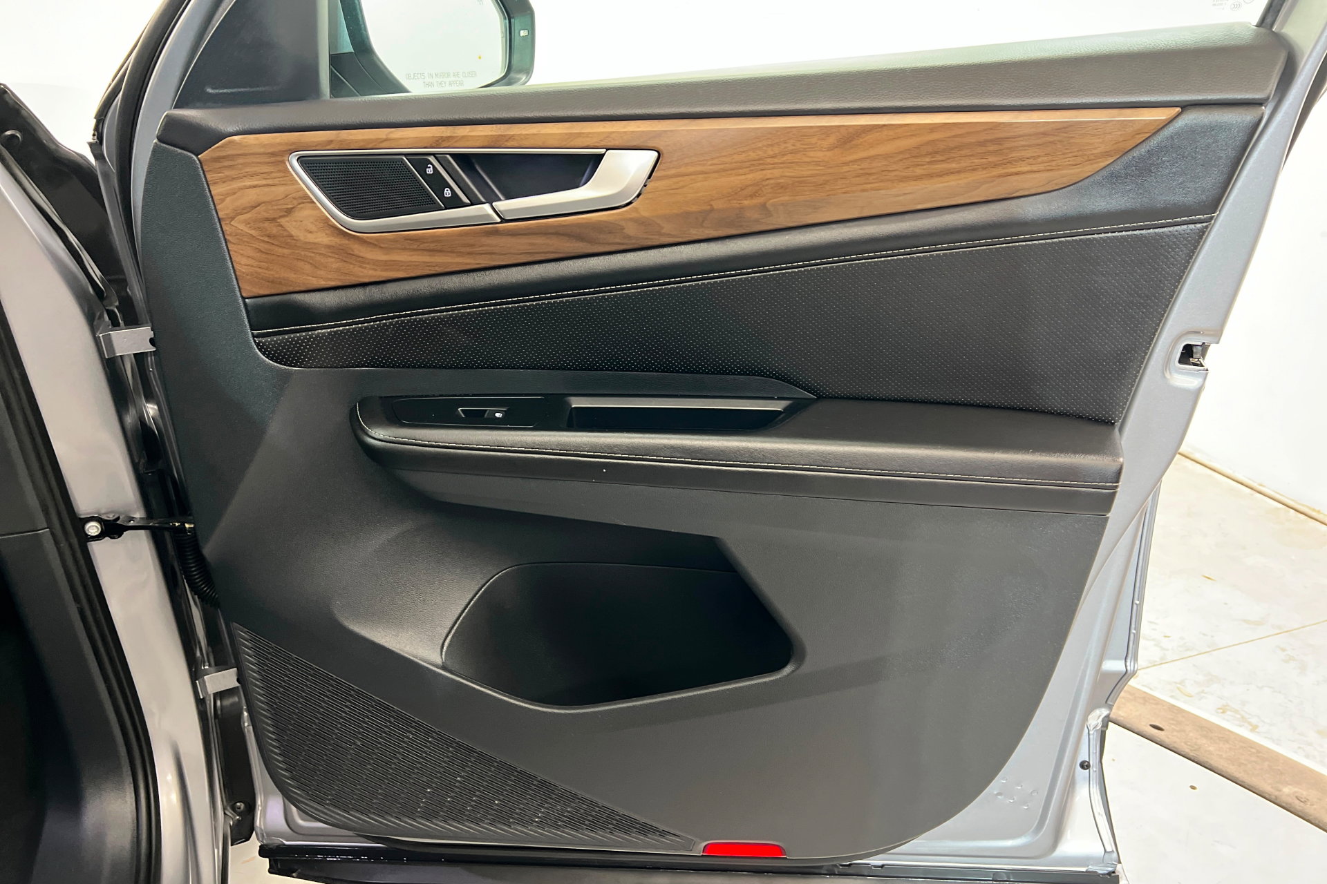 Used 2025 Volkswagen Atlas SE AWD/4WD image 25