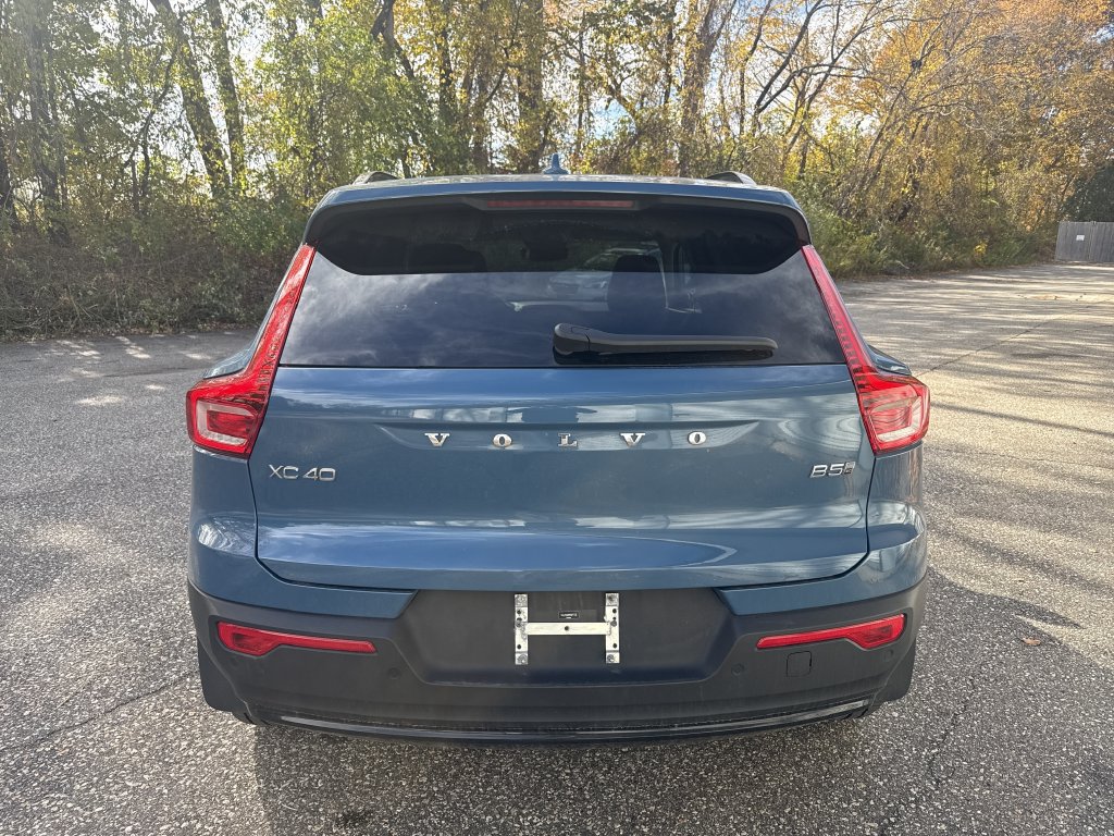 Used 2023 Volvo XC40 B5 Plus w/ Driver Assist Package AWD/4WD image 4