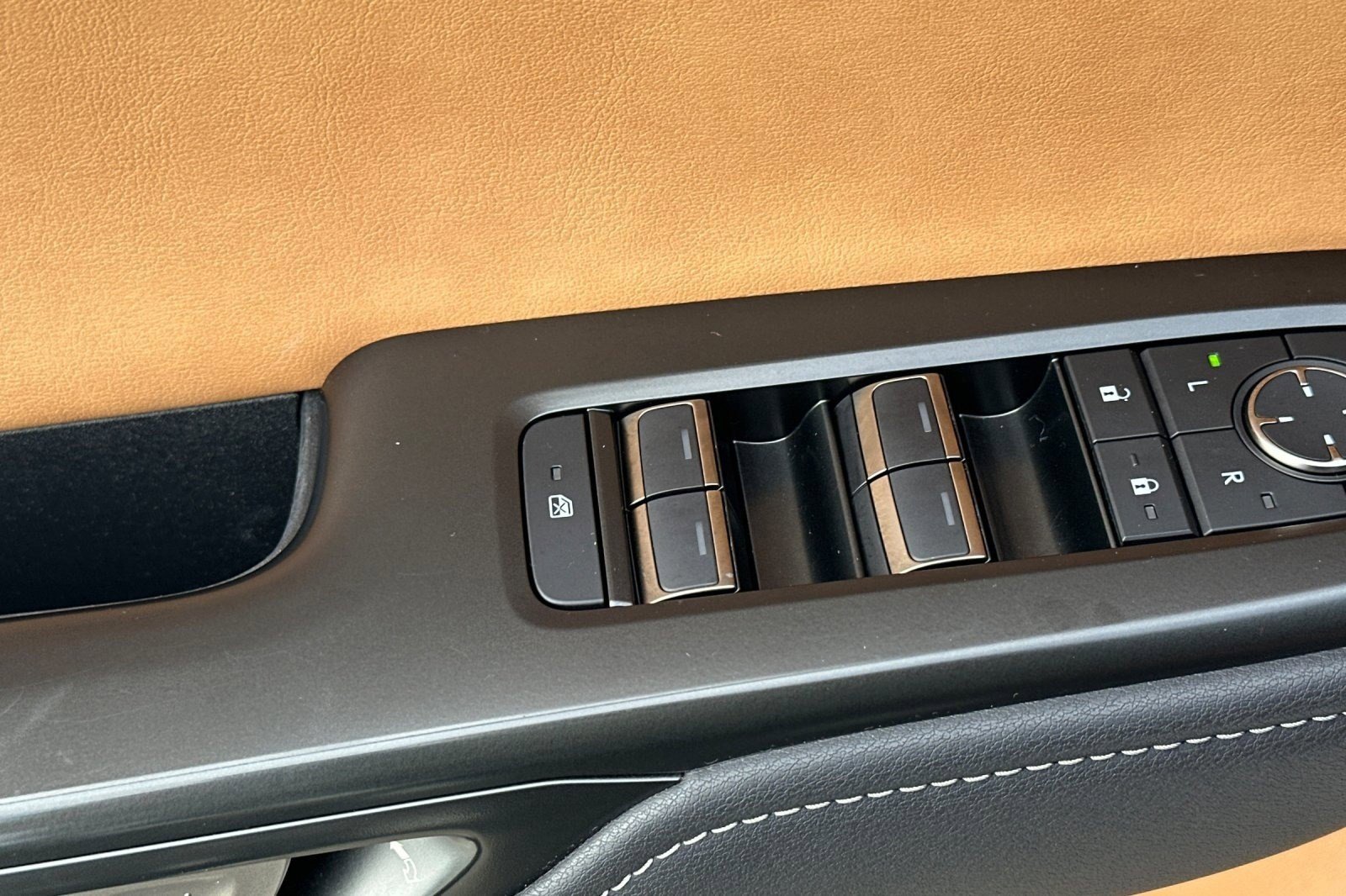 Used 2025 Lexus RZ 300e image 13