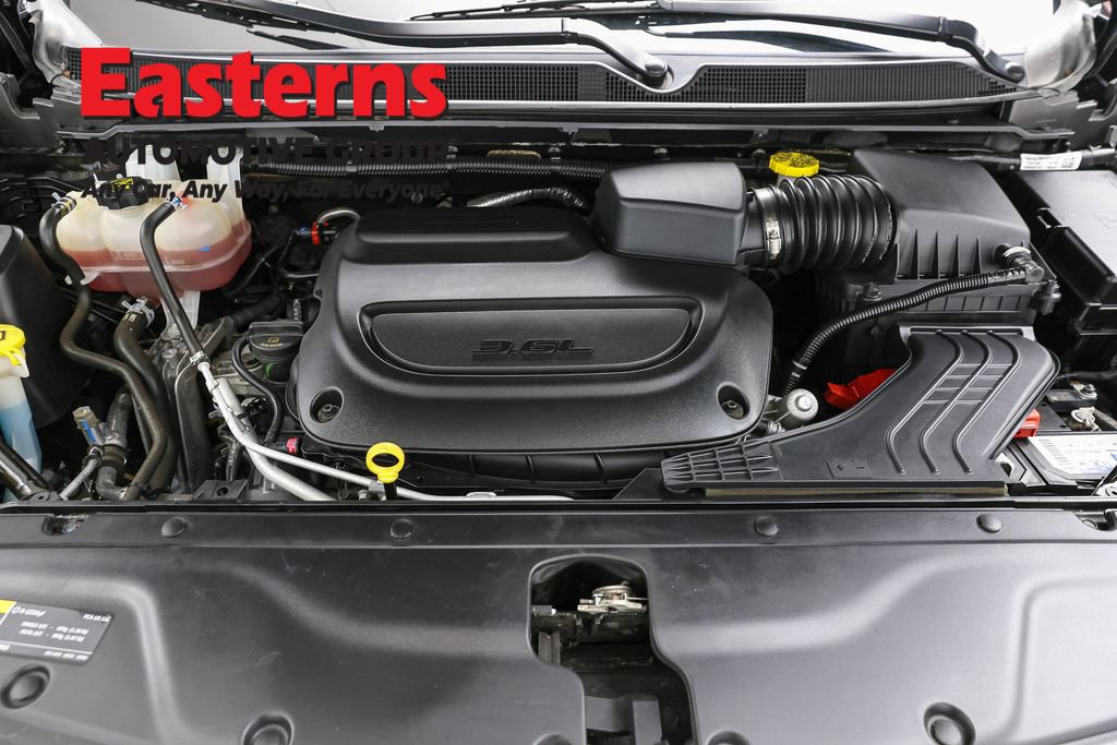 Used 2023 Chrysler Pacifica Touring-L FWD image 7