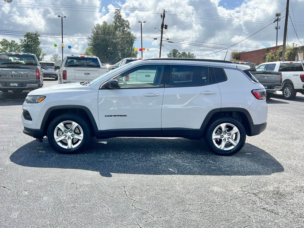 Used 2024 Jeep Compass Latitude image 2