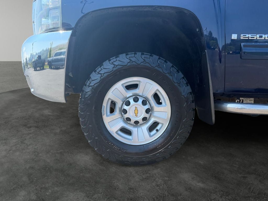 Used 2009 Chevrolet Silverado 2500 LTZ w/ Safety Package AWD/4WD image 4