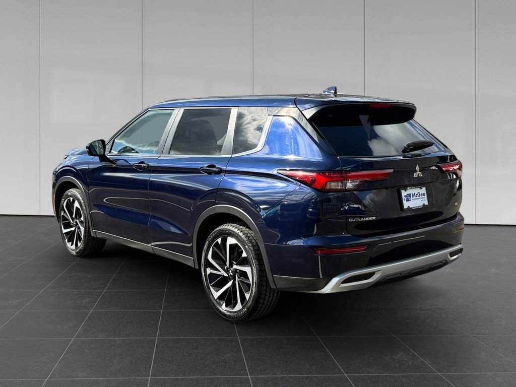 Used 2024 Mitsubishi Outlander SE Black Edition image 3