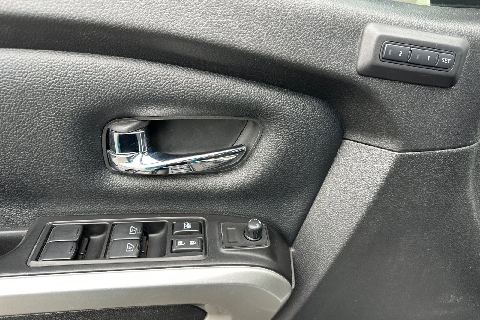 Used 2018 Nissan Titan SL w/ Chrome Package image 10