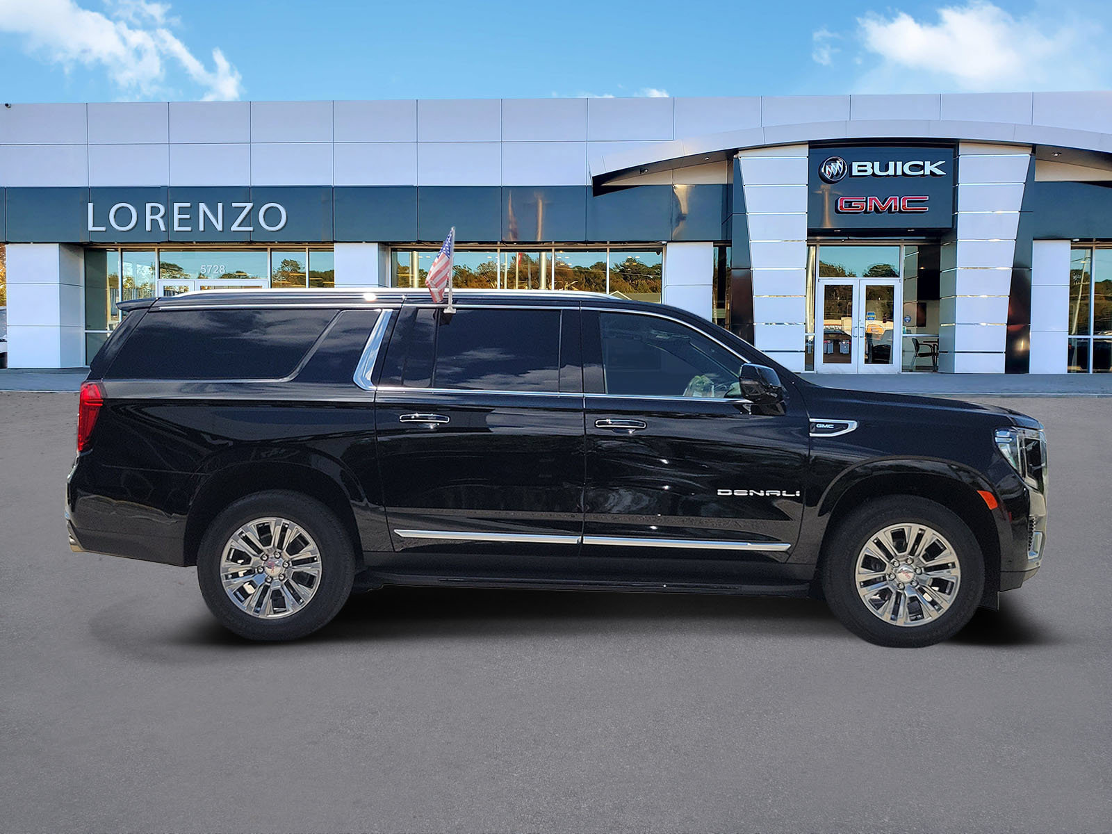 Used 2024 GMC Yukon XL Denali w/ Advanced Technology Package AWD/4WD image 4