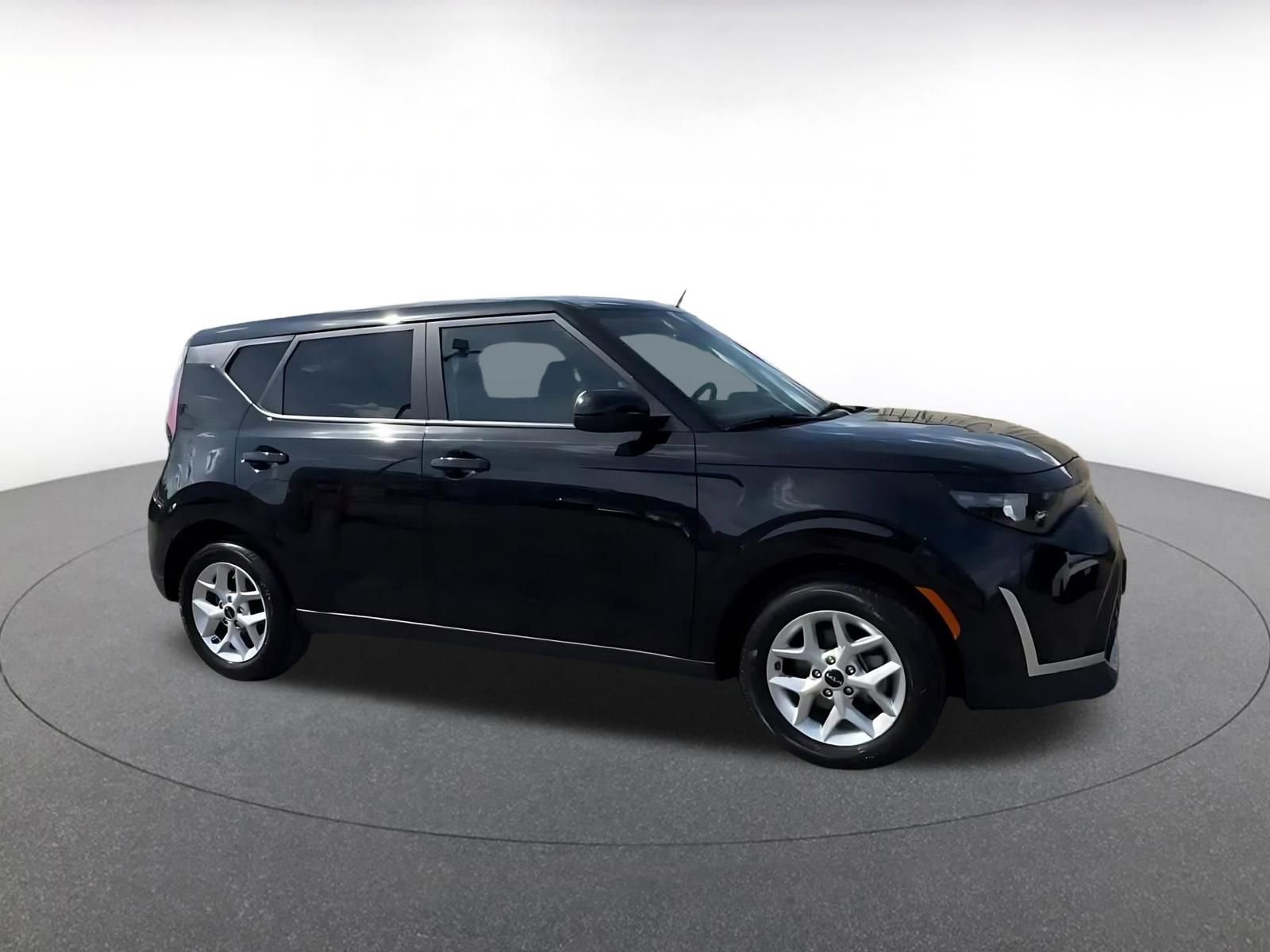 Used 2025 Kia Soul LX w/ LX Technology Package image 2