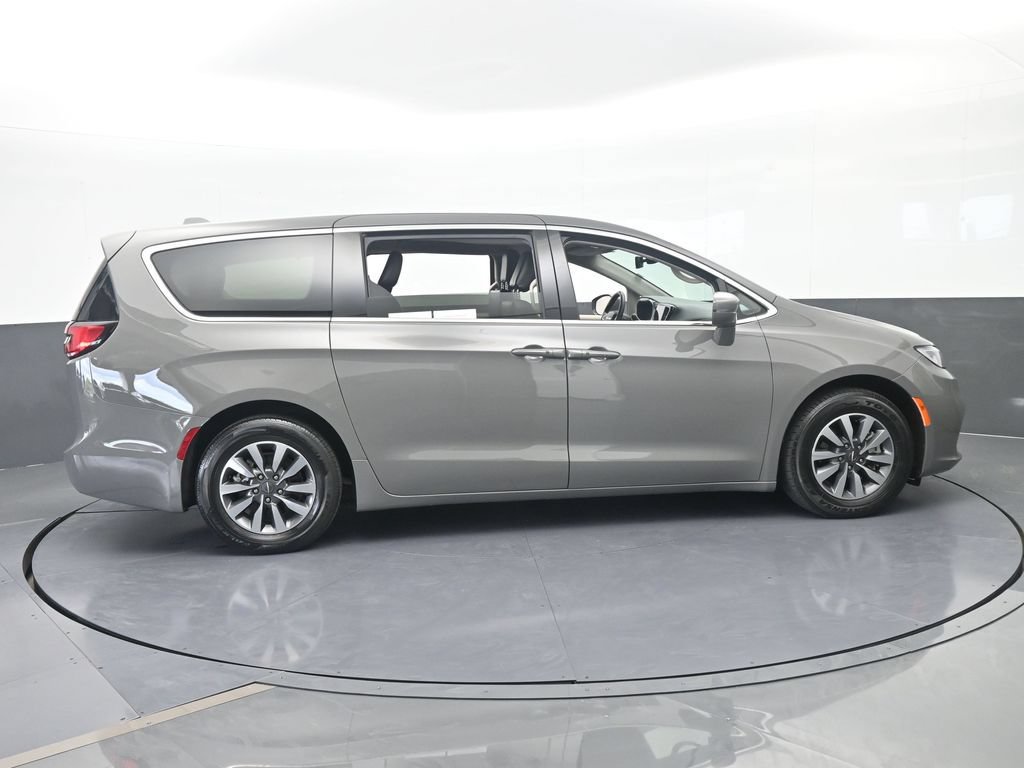 Used 2022 Chrysler Pacifica Touring-L FWD image 7