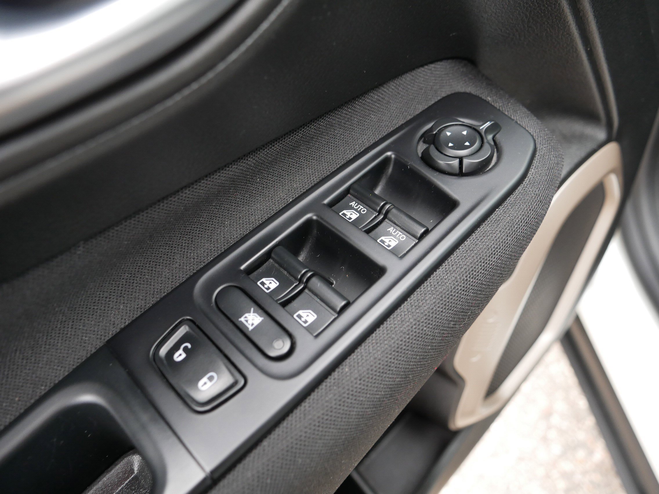 Used 2017 Jeep Renegade Latitude w/ Cold Weather Group image 19