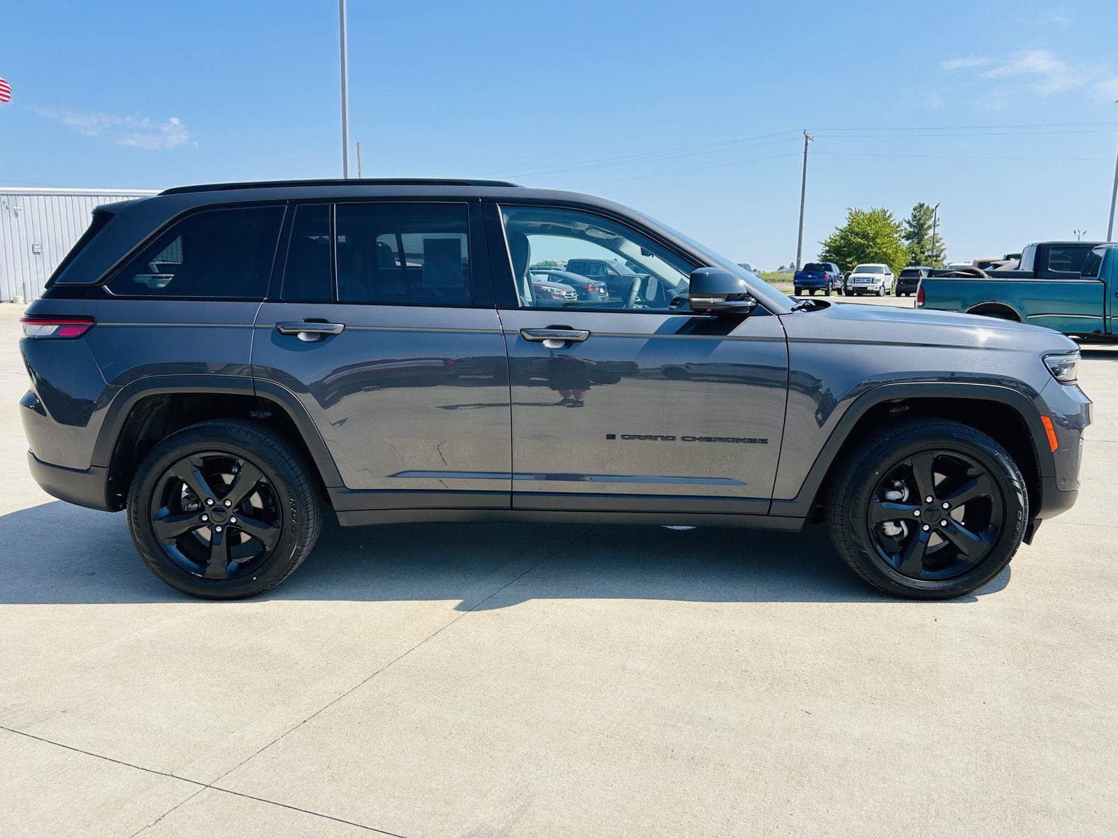 Used 2023 Jeep Grand Cherokee Limited w/ Luxury Tech Group II AWD/4WD image 43