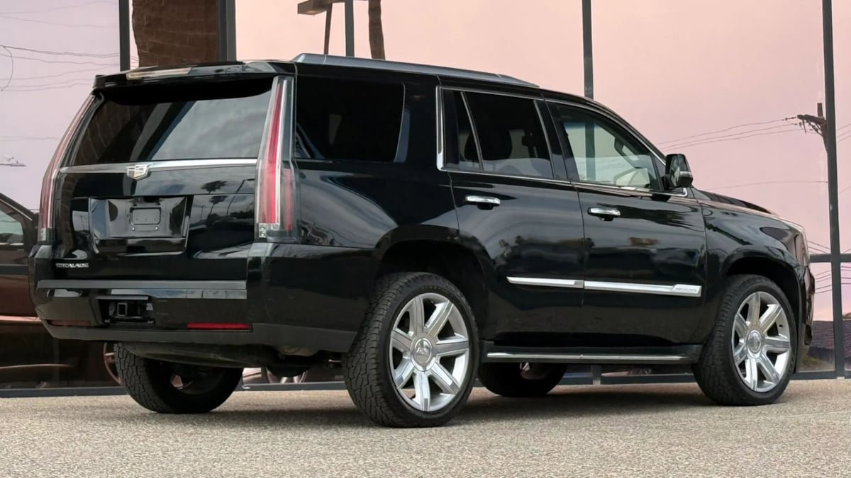 Used 2018 Cadillac Escalade Luxury AWD/4WD image 12