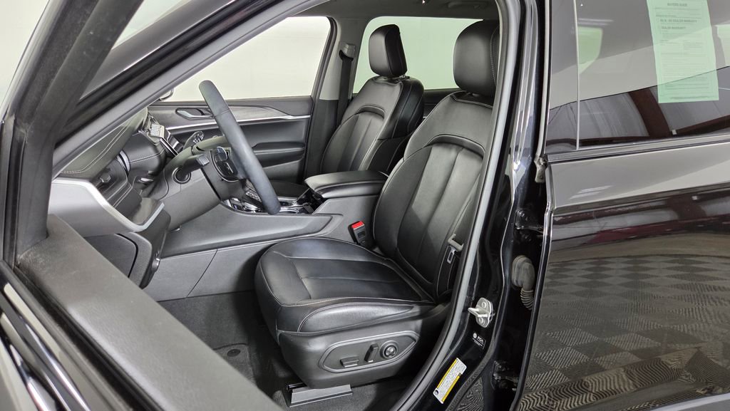 Used 2023 Jeep Grand Cherokee L Limited w/ Black Appearance Package AWD/4WD image 17