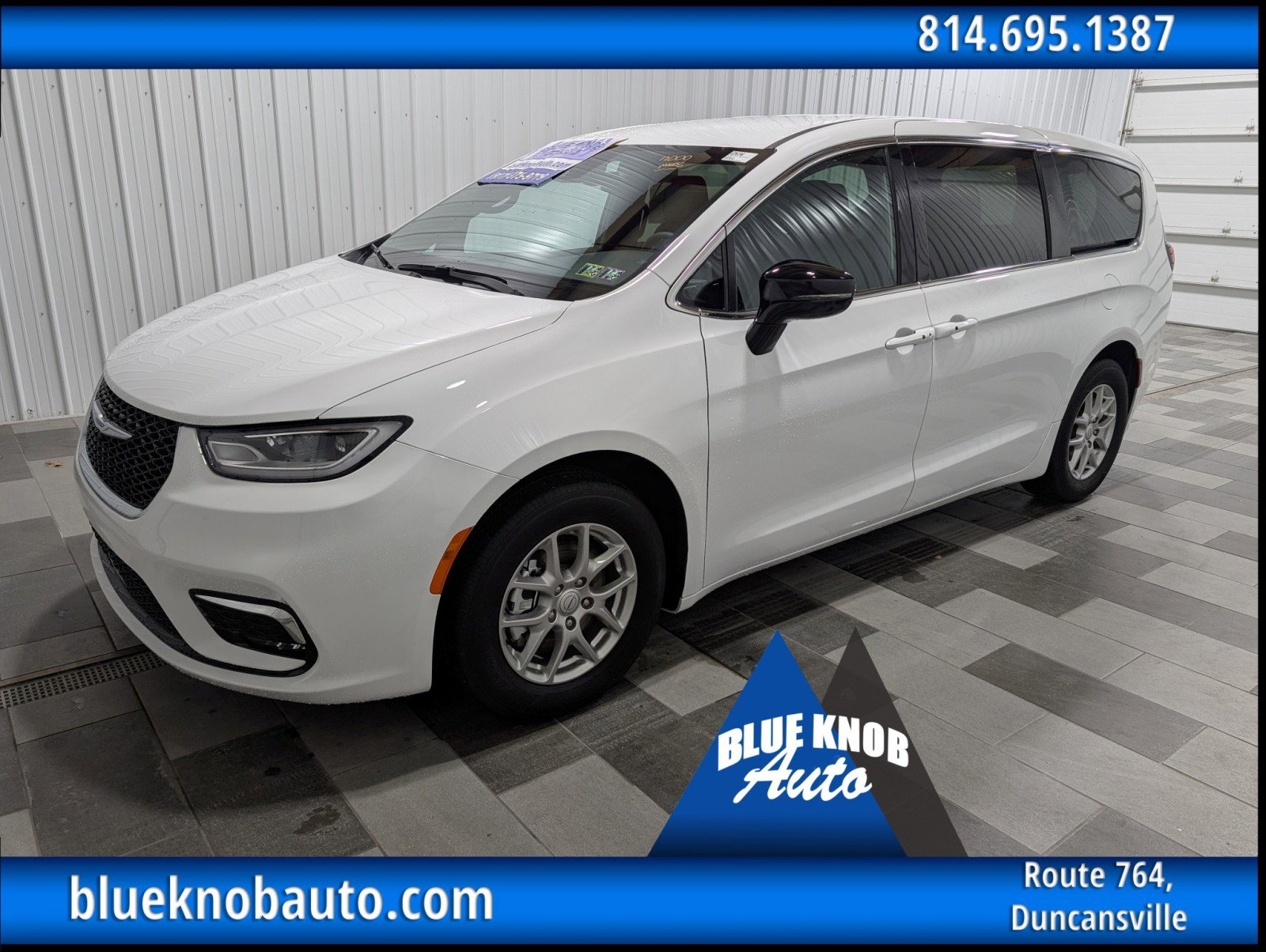 Used 2025 Chrysler Pacifica Select