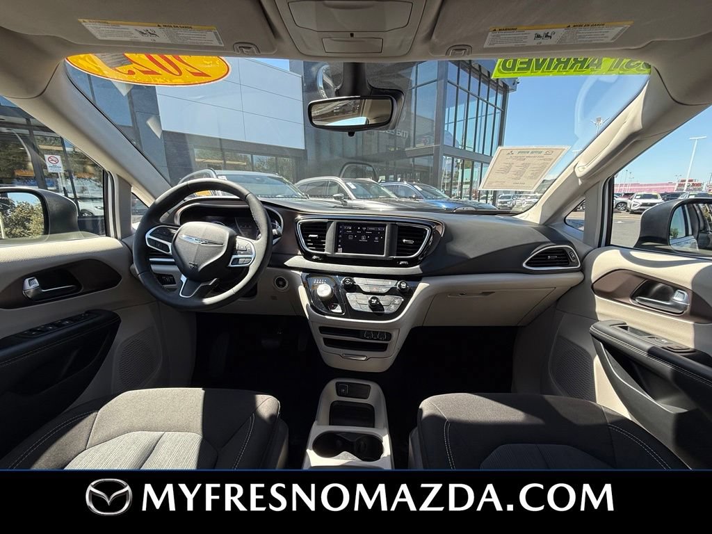 Used 2023 Chrysler Voyager LX FWD image 18