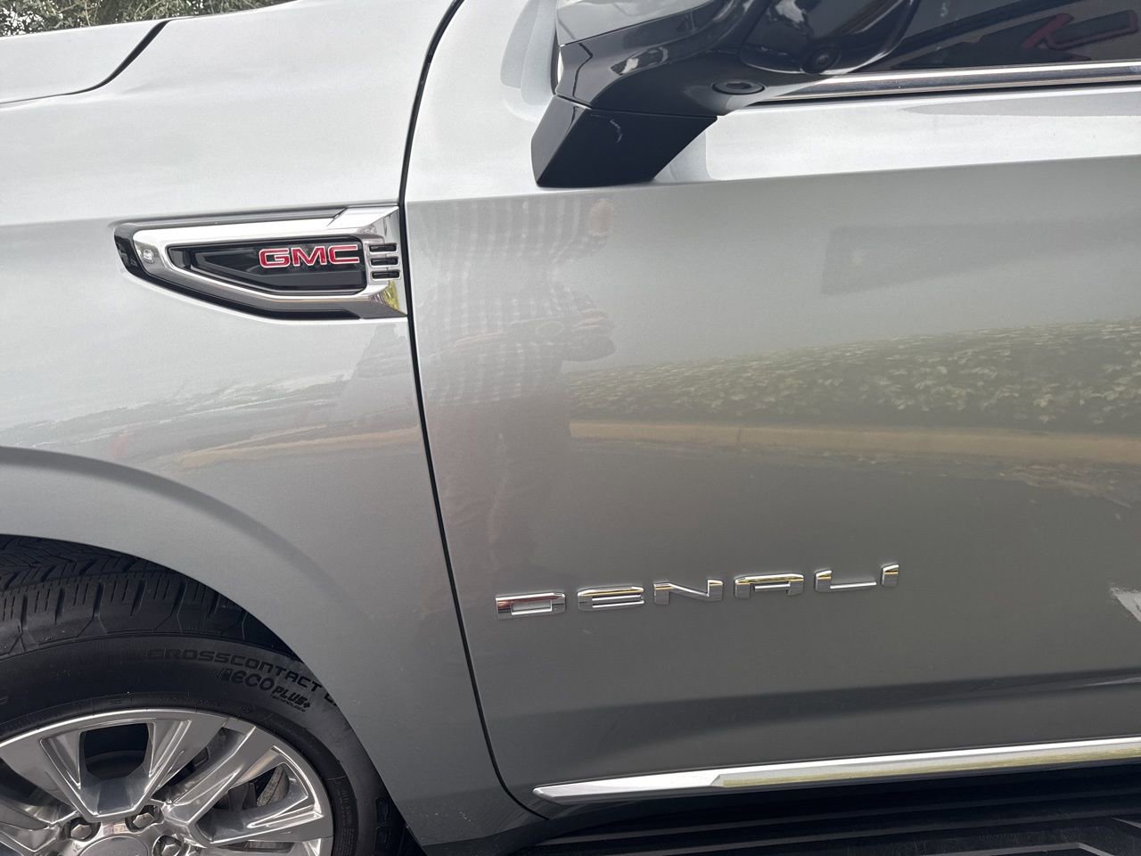 Used 2025 GMC Yukon XL Denali image 5