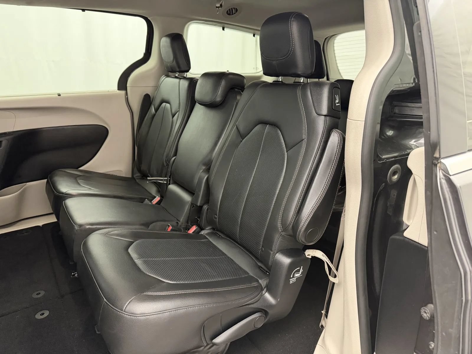 Used 2019 Chrysler Pacifica Touring-L FWD image 26