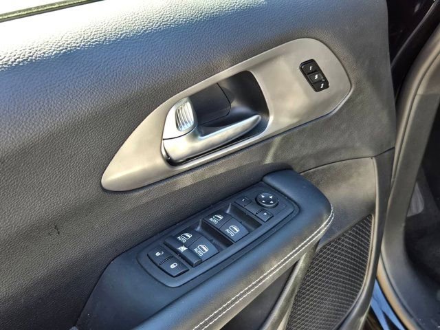 Used 2025 Chrysler Pacifica Select image 14