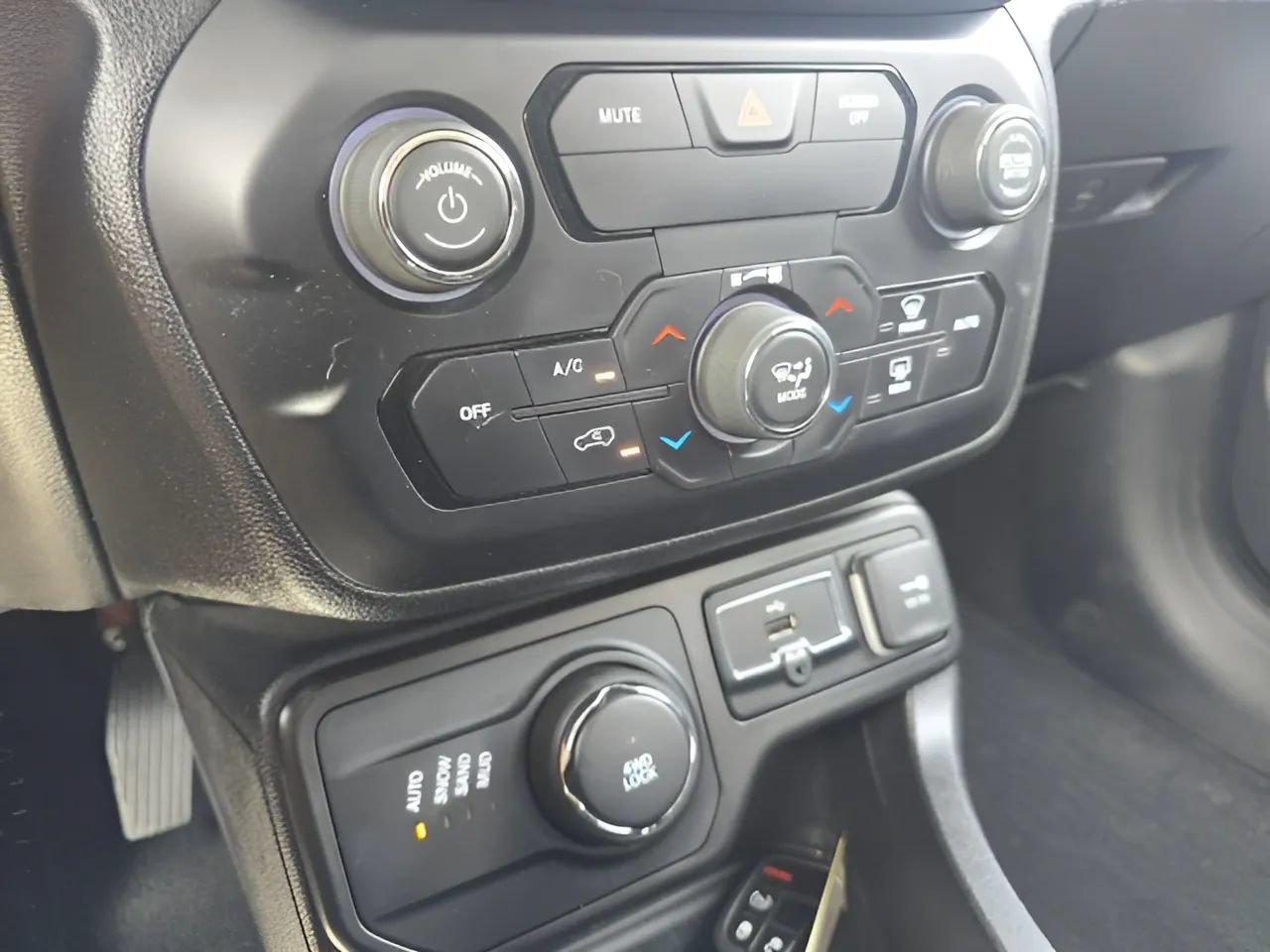 Used 2019 Jeep Renegade Latitude w/ Cold Weather Group AWD/4WD image 27