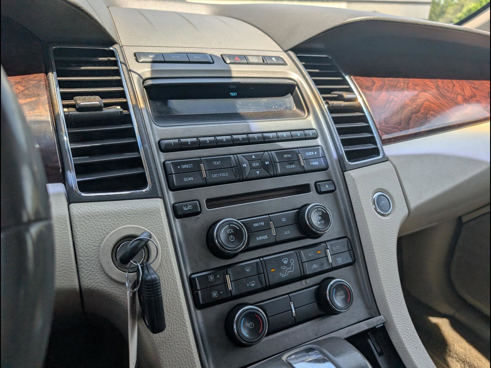 Used 2010 Ford Taurus SEL AWD/4WD image 16