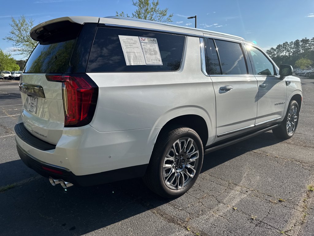 Used 2023 GMC Yukon XL Denali Ultimate AWD/4WD image 7