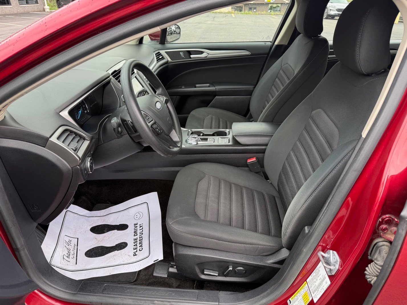 Used 2018 Ford Fusion SE w/ Fusion SE Technology Package FWD image 9