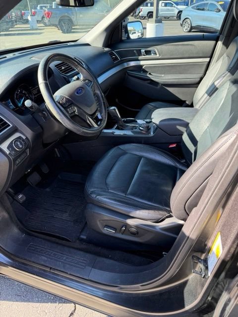 Used 2017 Ford Explorer XLT w/ Equipment Group 202A AWD/4WD image 8