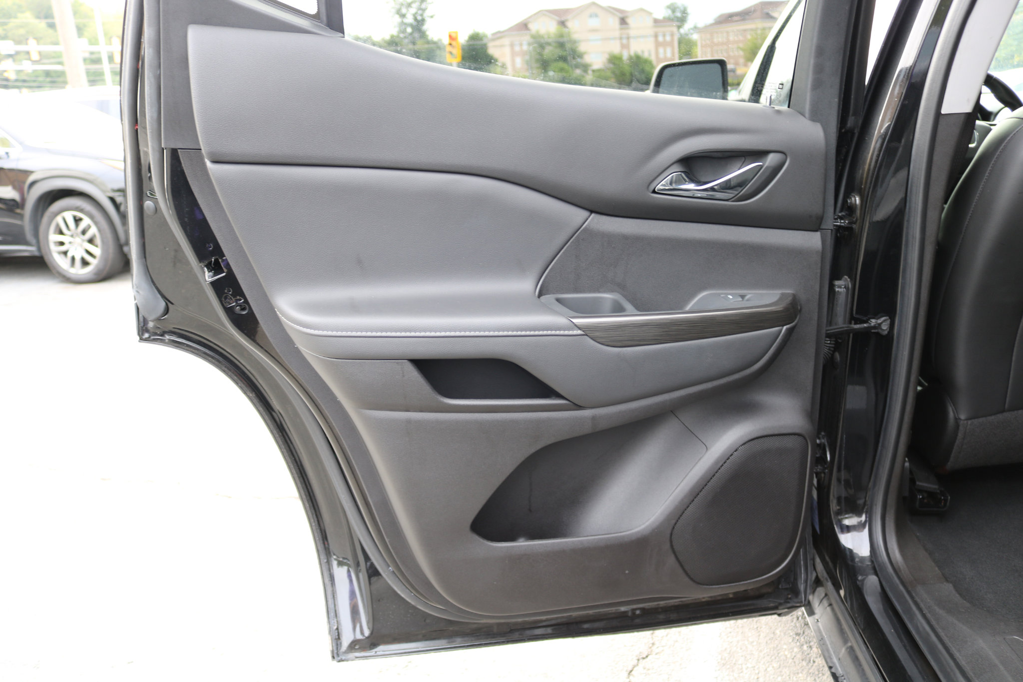 Used 2023 GMC Acadia SLT image 27